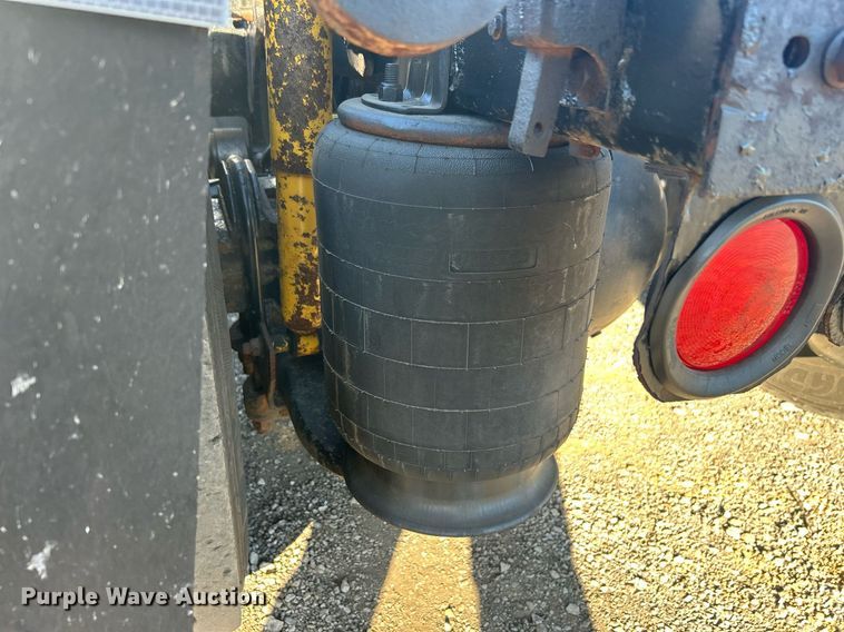 image for item EG1229 2003 International  9100i semi truck