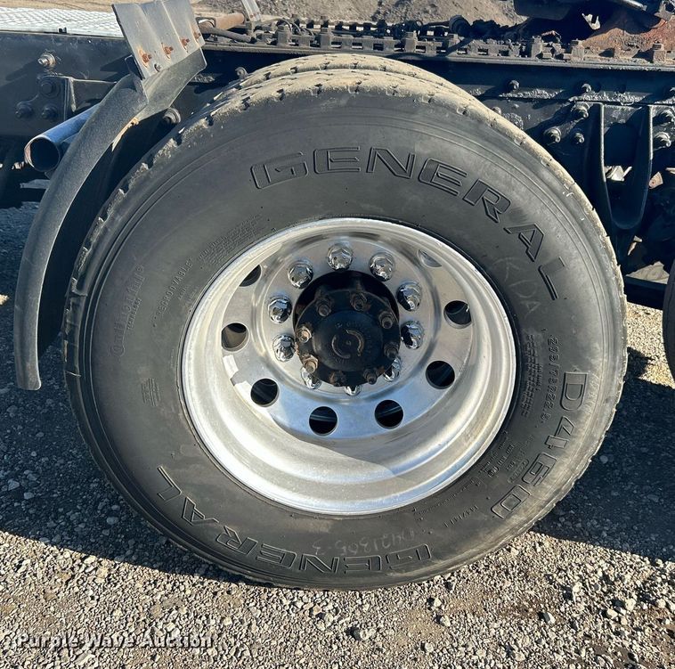 image for item EG1229 2003 International  9100i semi truck