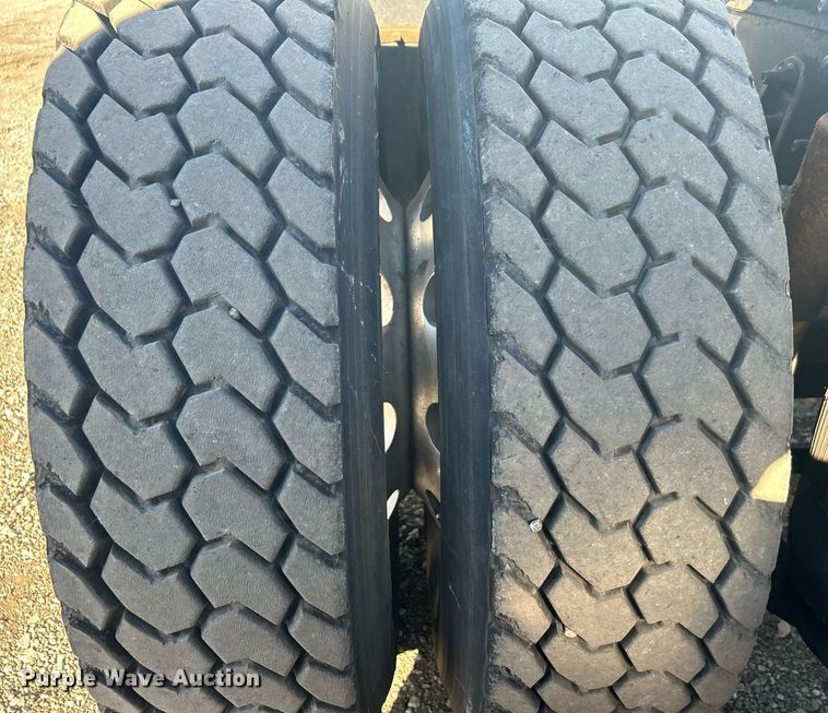 image for item EG1229 2003 International  9100i semi truck