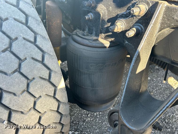 image for item EG1229 2003 International  9100i semi truck