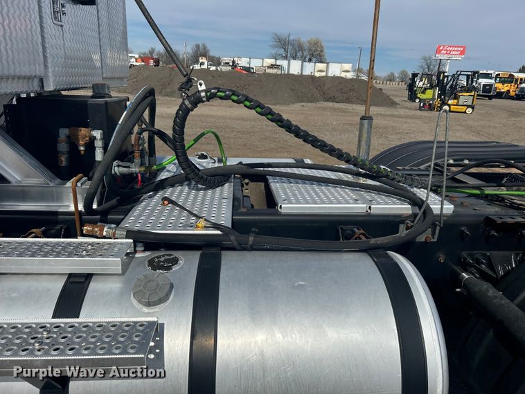 image for item EG1259 2016 Caterpillar CT660S semi truck