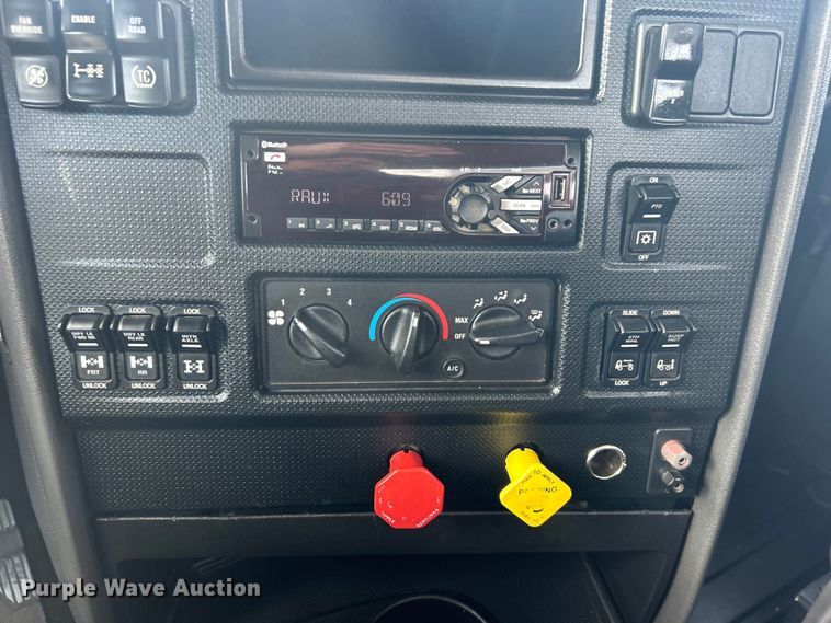 image for item EG1259 2016 Caterpillar CT660S semi truck