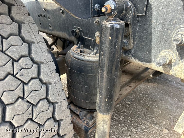 image for item EG1259 2016 Caterpillar CT660S semi truck