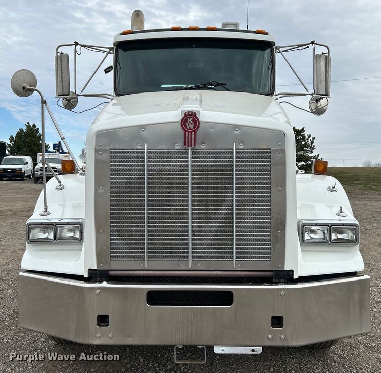 image for item EG1261 2009 Kenworth T800 semi truck