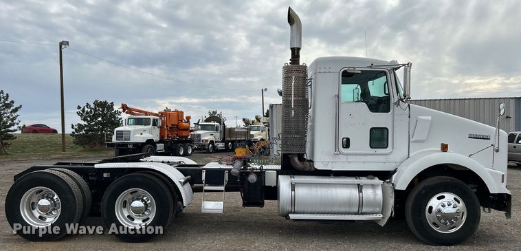 image for item EG1261 2009 Kenworth T800 semi truck
