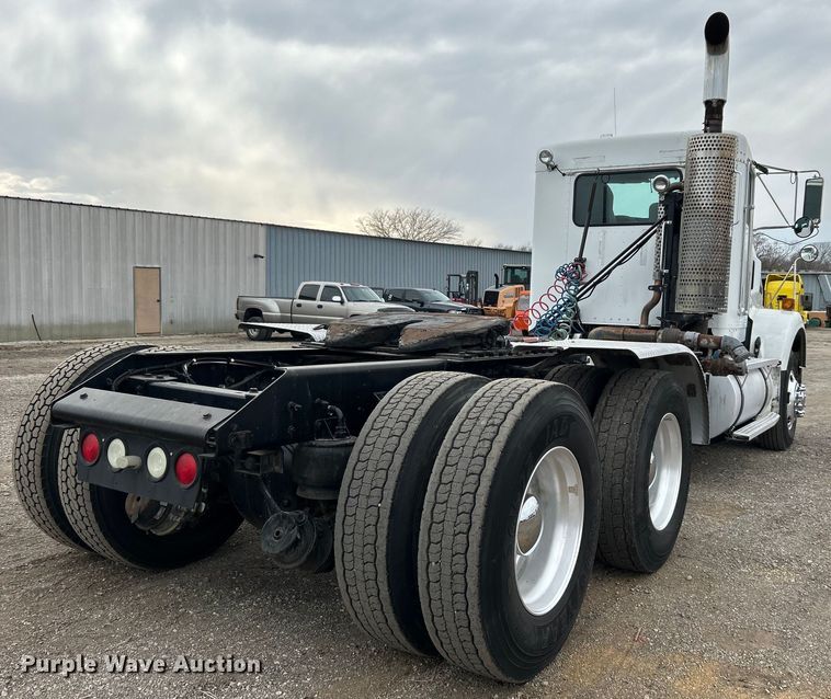 image for item EG1261 2009 Kenworth T800 semi truck