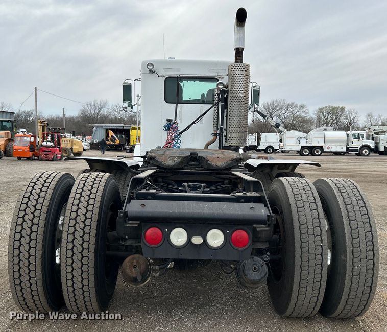 image for item EG1261 2009 Kenworth T800 semi truck