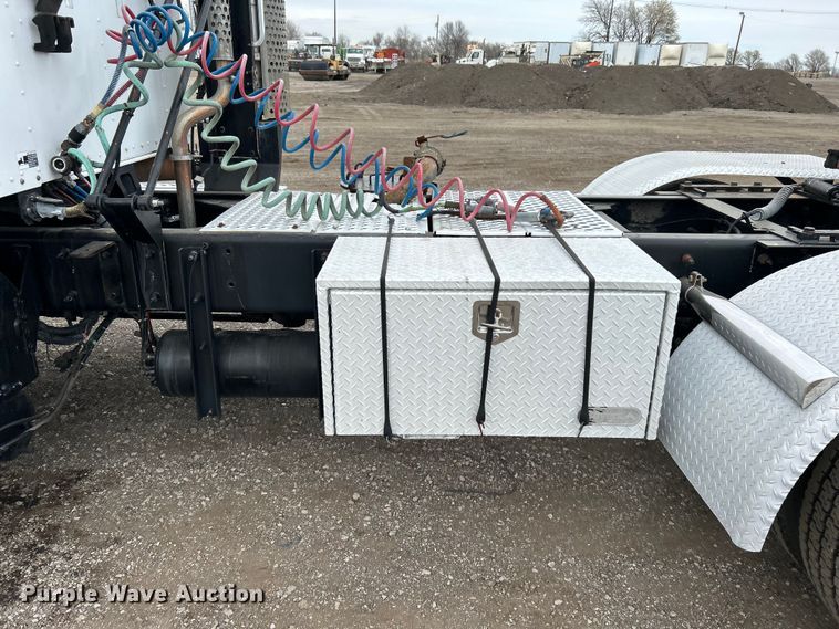 image for item EG1261 2009 Kenworth T800 semi truck