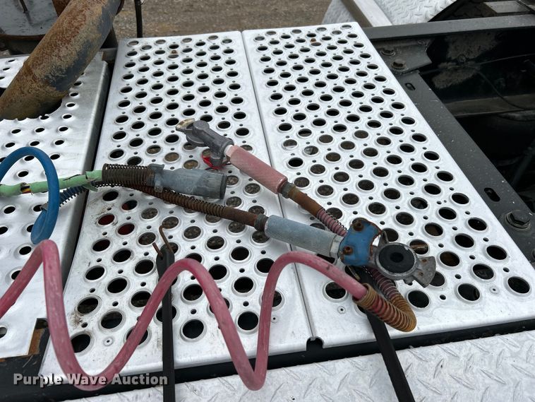 image for item EG1261 2009 Kenworth T800 semi truck