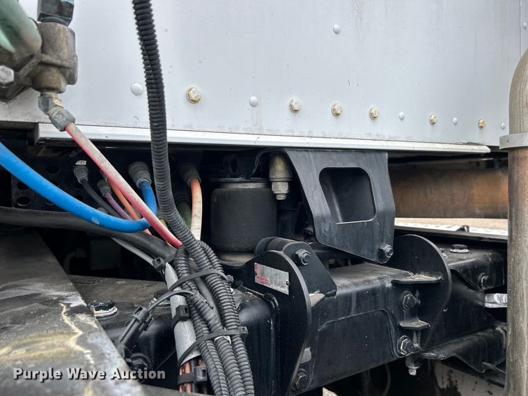 image for item EG1261 2009 Kenworth T800 semi truck