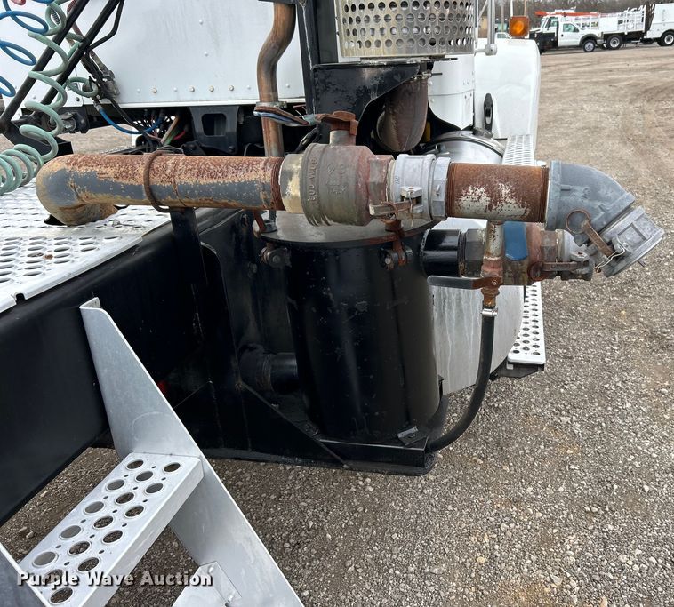 image for item EG1261 2009 Kenworth T800 semi truck