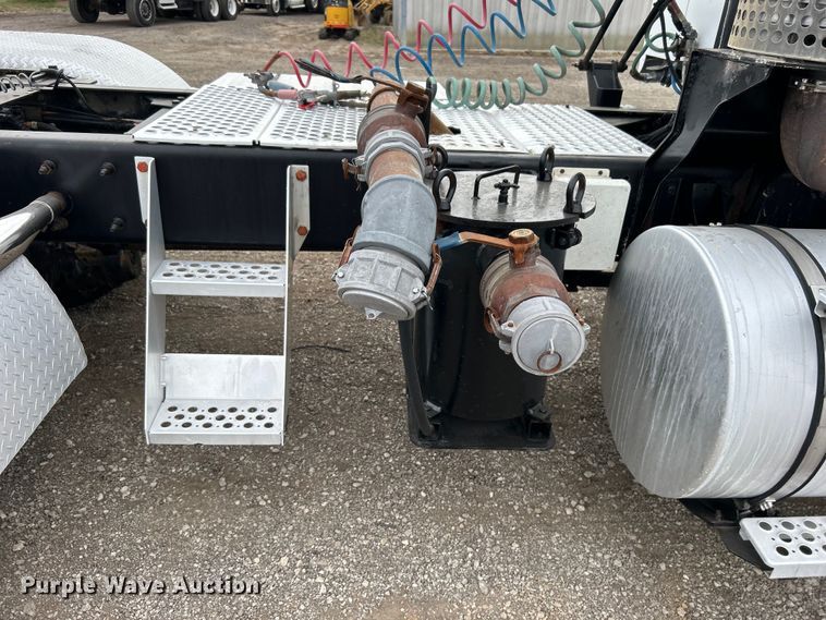 image for item EG1261 2009 Kenworth T800 semi truck