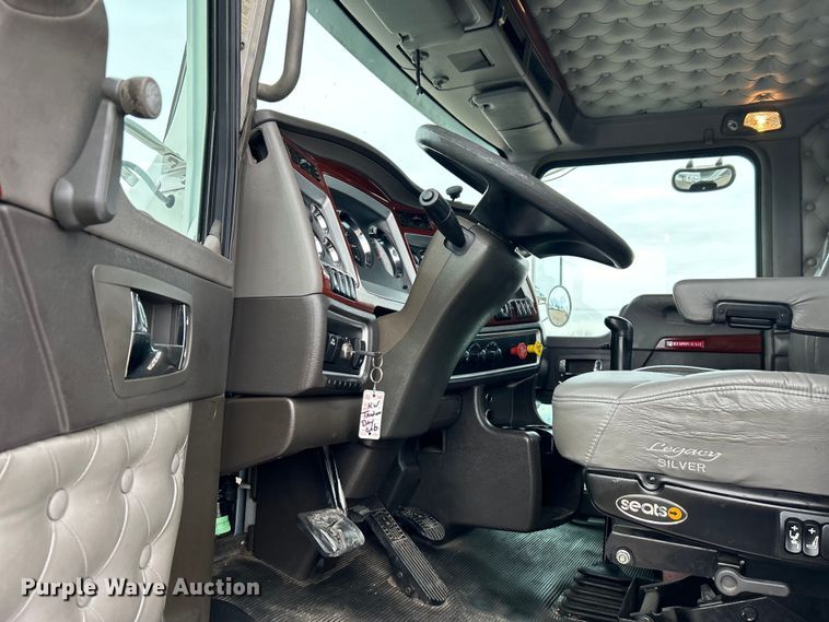 image for item EG1261 2009 Kenworth T800 semi truck