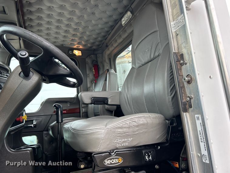 image for item EG1261 2009 Kenworth T800 semi truck