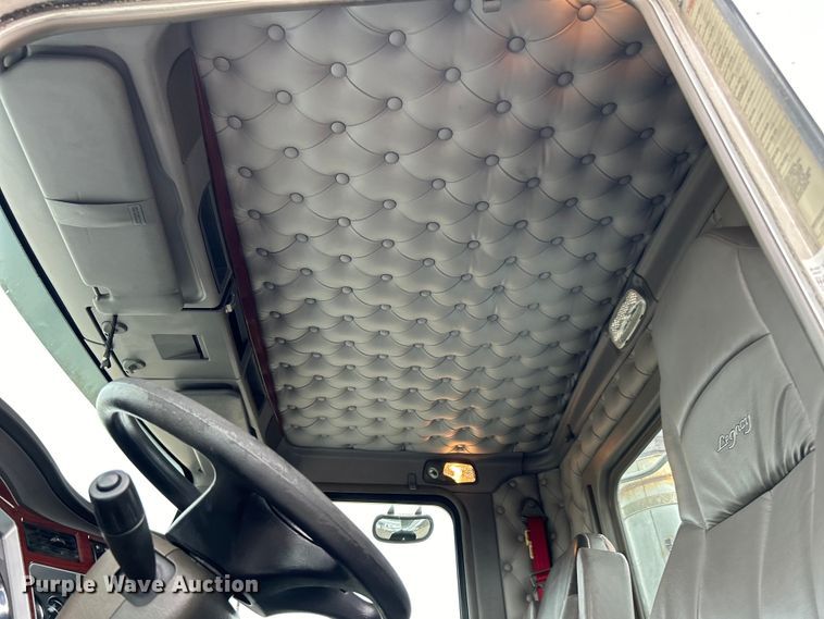 image for item EG1261 2009 Kenworth T800 semi truck