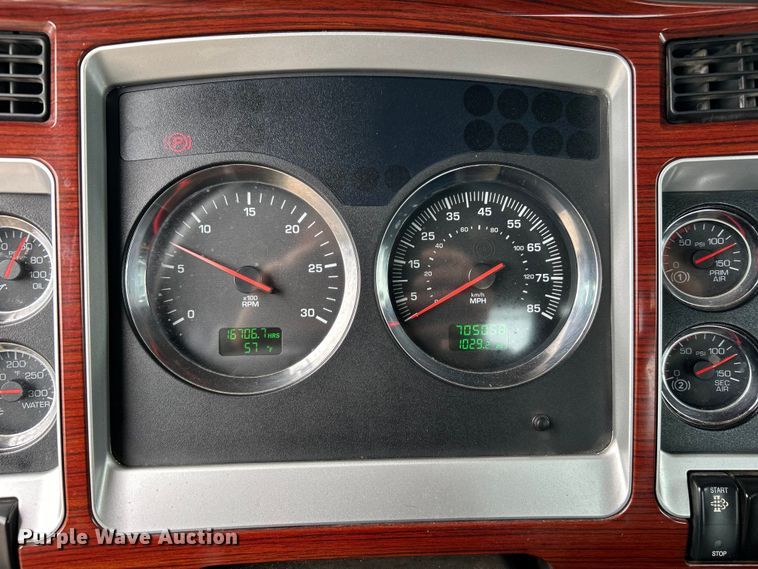 image for item EG1261 2009 Kenworth T800 semi truck