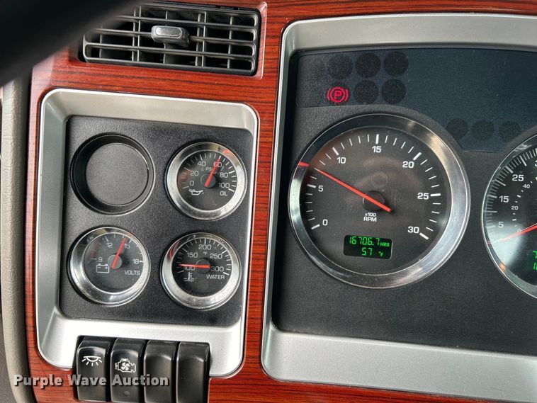 image for item EG1261 2009 Kenworth T800 semi truck