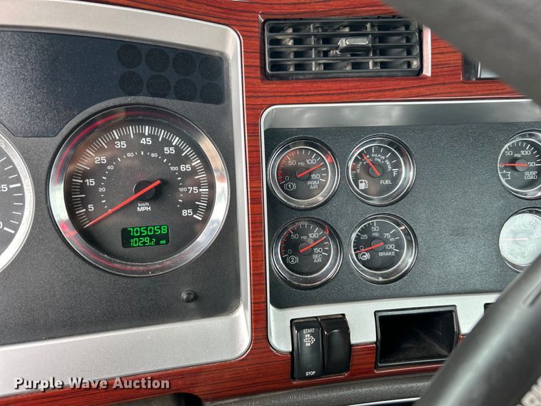 image for item EG1261 2009 Kenworth T800 semi truck