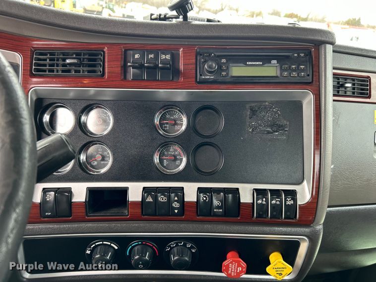 image for item EG1261 2009 Kenworth T800 semi truck