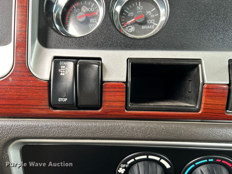 image for item EG1261 2009 Kenworth T800 semi truck