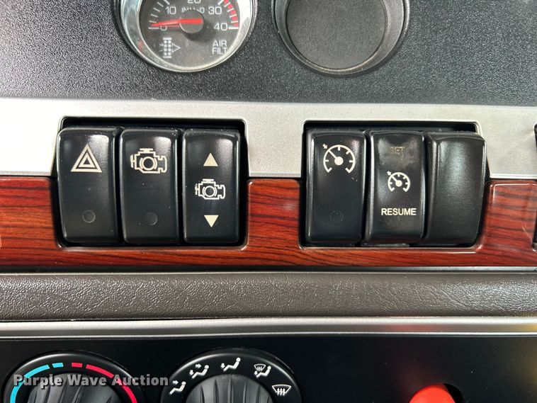 image for item EG1261 2009 Kenworth T800 semi truck