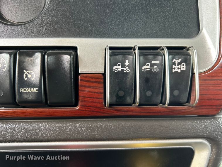 image for item EG1261 2009 Kenworth T800 semi truck