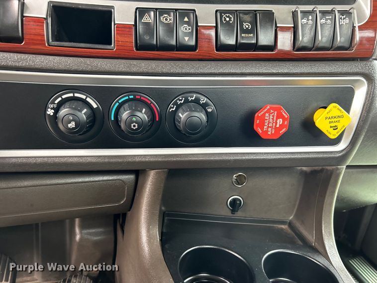 image for item EG1261 2009 Kenworth T800 semi truck