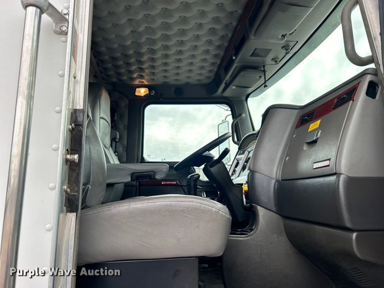 image for item EG1261 2009 Kenworth T800 semi truck