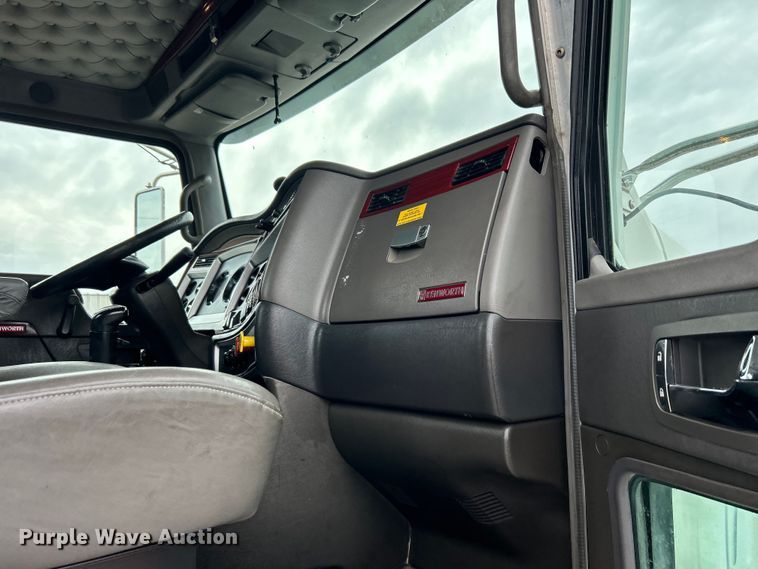 image for item EG1261 2009 Kenworth T800 semi truck