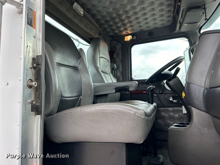 image for item EG1261 2009 Kenworth T800 semi truck