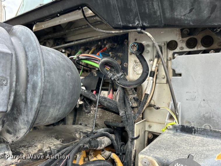 image for item EG1261 2009 Kenworth T800 semi truck