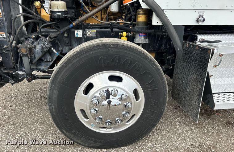 image for item EG1261 2009 Kenworth T800 semi truck