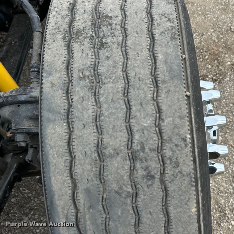 image for item EG1261 2009 Kenworth T800 semi truck