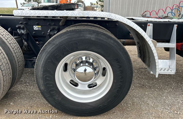 image for item EG1261 2009 Kenworth T800 semi truck