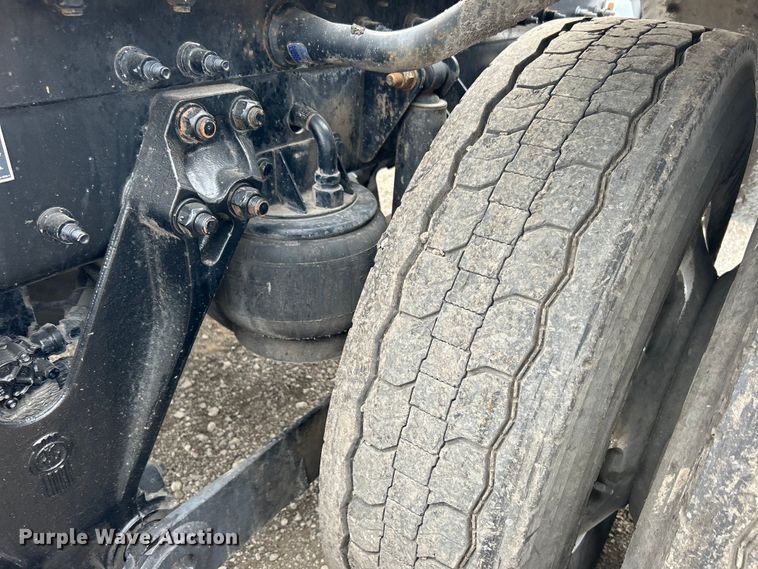 image for item EG1261 2009 Kenworth T800 semi truck