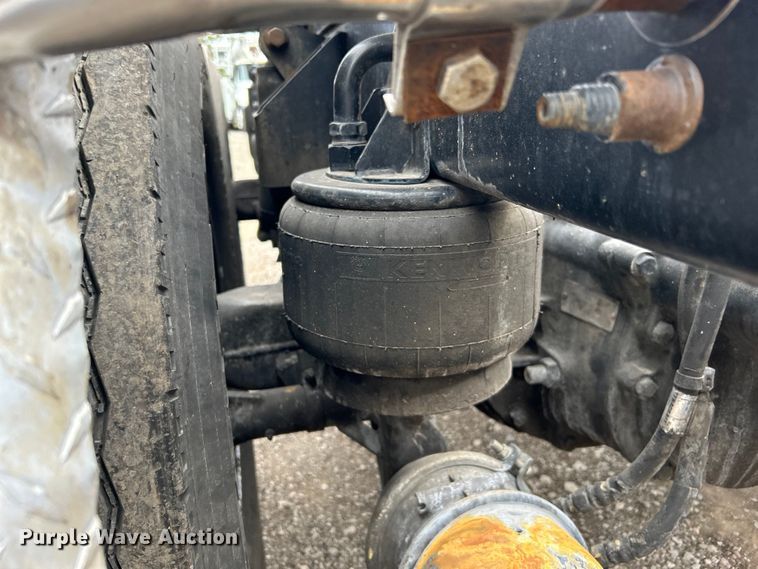 image for item EG1261 2009 Kenworth T800 semi truck