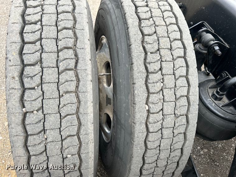 image for item EG1261 2009 Kenworth T800 semi truck