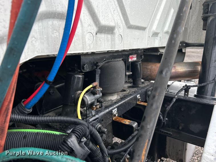 image for item EG1285 2008 International  8600 SBA semi truck