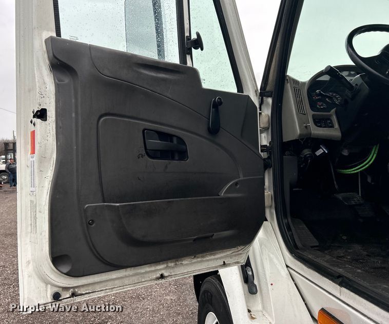 image for item EG1285 2008 International  8600 SBA semi truck