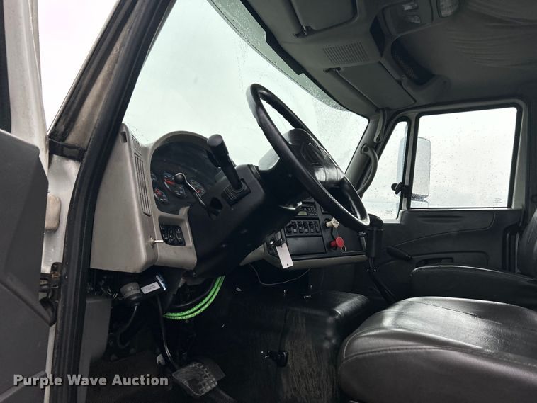 image for item EG1285 2008 International  8600 SBA semi truck