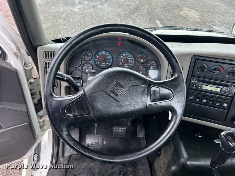 image for item EG1285 2008 International  8600 SBA semi truck