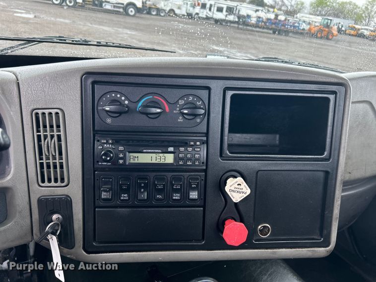 image for item EG1285 2008 International  8600 SBA semi truck