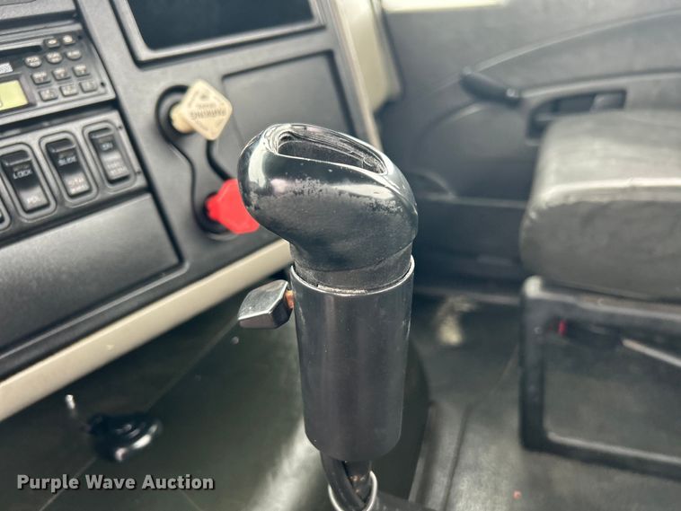 image for item EG1285 2008 International  8600 SBA semi truck