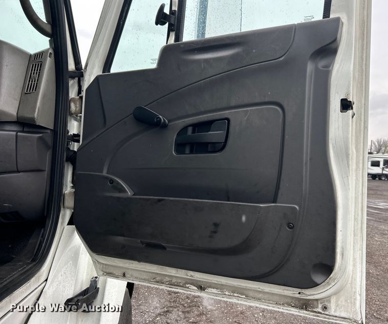 image for item EG1285 2008 International  8600 SBA semi truck