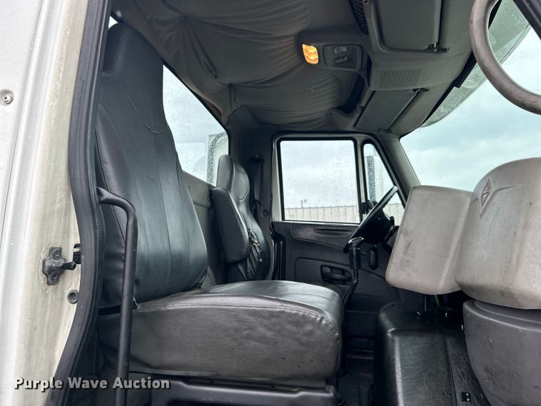 image for item EG1285 2008 International  8600 SBA semi truck