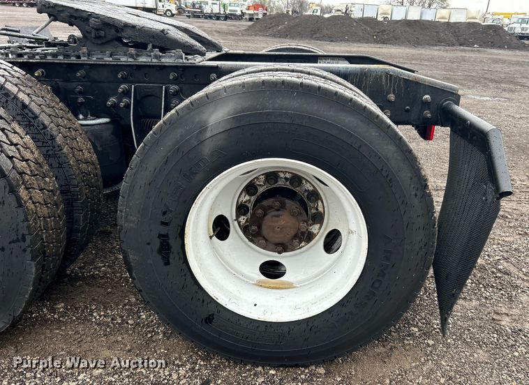 image for item EG1285 2008 International  8600 SBA semi truck