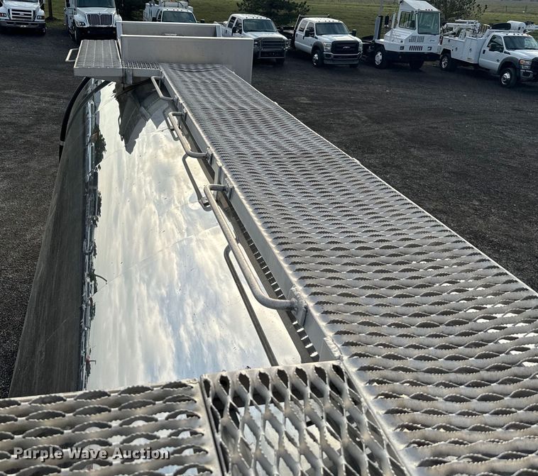 image for item EG1307 1995 Walker Stainless Equipment  tank trailer