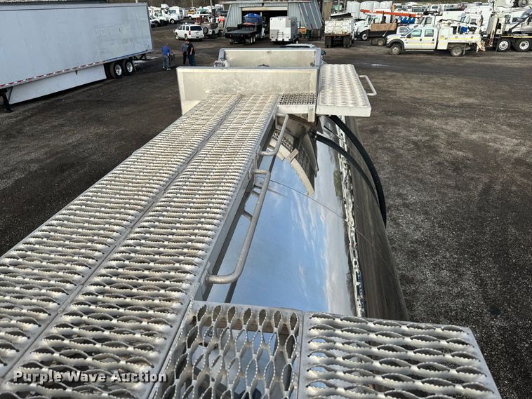 image for item EG1307 1995 Walker Stainless Equipment  tank trailer