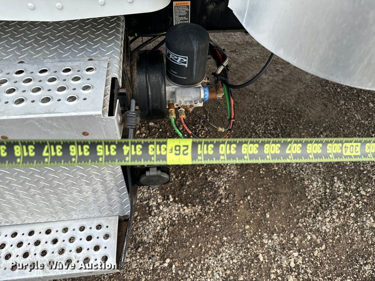 image for item EG1310 2013 Kenworth T370 box truck