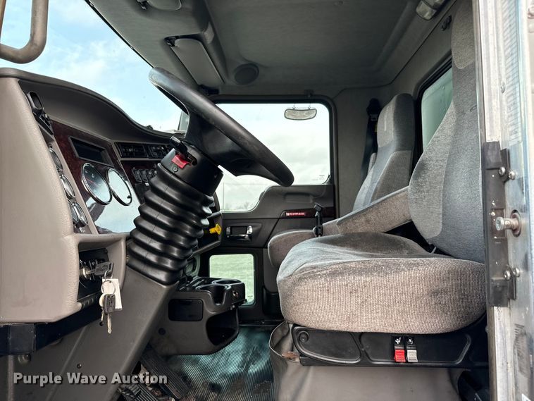 image for item EG1310 2013 Kenworth T370 box truck